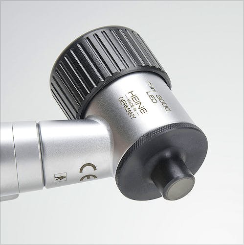 Dermatoscopio Heine Mini 3000 Led con Disco de Contacto con Escala, Aceite 10 ml. y Mango a Pilas