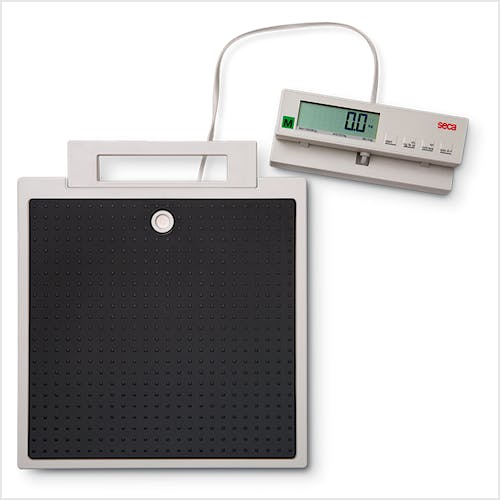 Báscula Electrónica de Suelo Clase III SECA Mod. 899, con Indicador Remoto por Cable, Capacidad 200 kg., División 100 g., Alimentación a Pilas