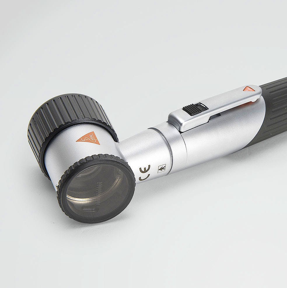 Dermatoscopio Heine Mini 3000 Led con Disco de Contacto con Marcaje de Escala, Aceite 10 ml., Mango a Pilas y Estuche con Cremallera