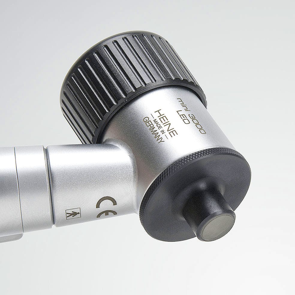 Dermatoscopio Heine Mini 3000 Led con Disco de Contacto con Marcaje de Escala, Aceite 10 ml., Mango a Pilas y Estuche con Cremallera