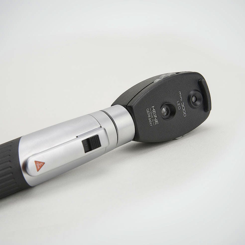 Oftalmoscopio Heine Mini 3000 LED, con Mango a Pilas y Estuche Rígido