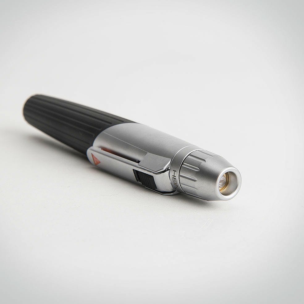 Lámpara Heine 3000 Clip Mini-C con Mango a Pilas, en Estuche Transparente