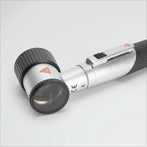 Equipo de Dermatoscopio Heine Mini 3000 Led con Disco de Contacto con Marcaje de Escala, Aceite 10 ml., Mango a Pilas y Estuche con Cremallera